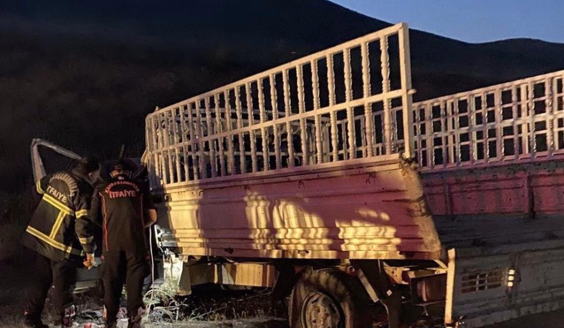 Kahramanmaraş’ın Elbistan ilçesinde otomobil ile kamyonetin çarpışması sonucu yaşanan trafik