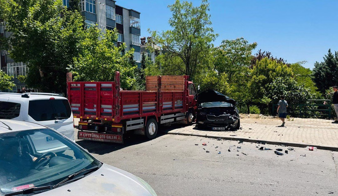 Kahramanmaraş’ta kontrolden çıkan kamyonetin araçlara çarpması sonucu yaşanan trafik kazasında