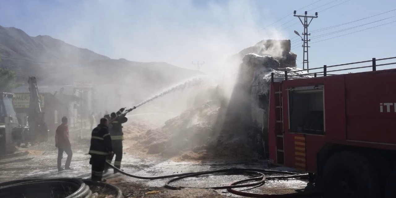 Kahramanmaraş’ta saman yüklü tır yandı