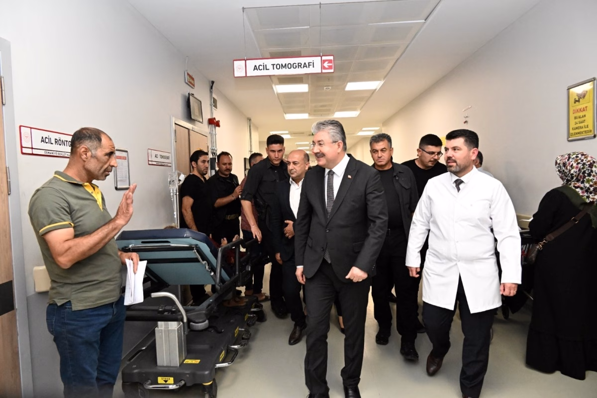 VALİ YILMAZ, HASTANEDE BAYRAMLAŞMA YAPTI