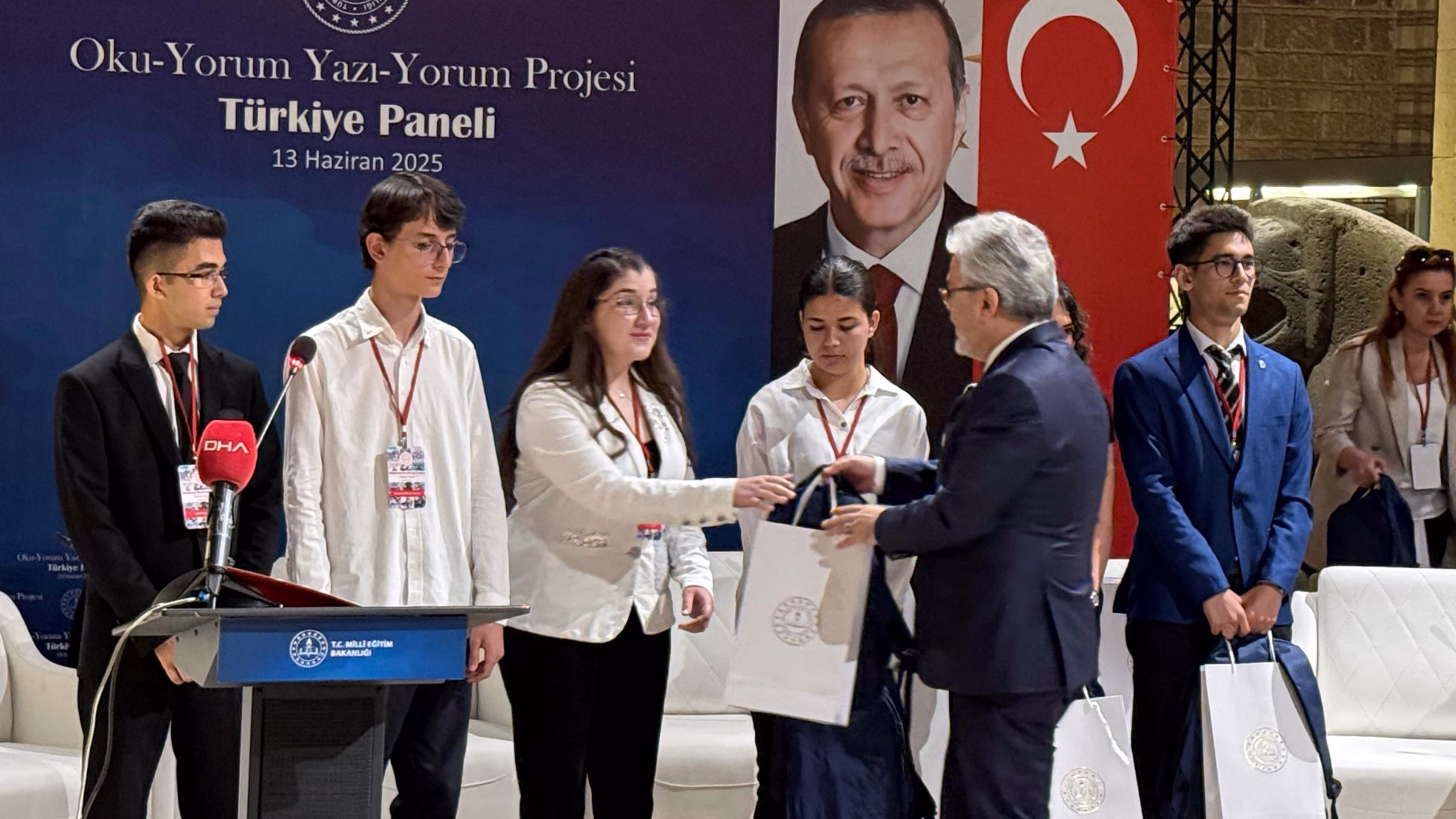 Türk destanını çizgi roman haline getiren öğrenciye ödül