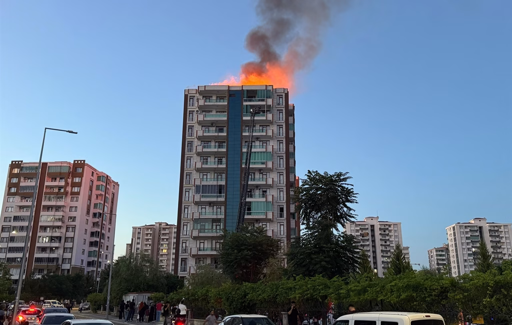 Seyfettin EKEN-Gıyasettin TETİK/DİYARBAKIR, – DİYARBAKIR’ın Kayapınar ilçesinde 13 katlı binada