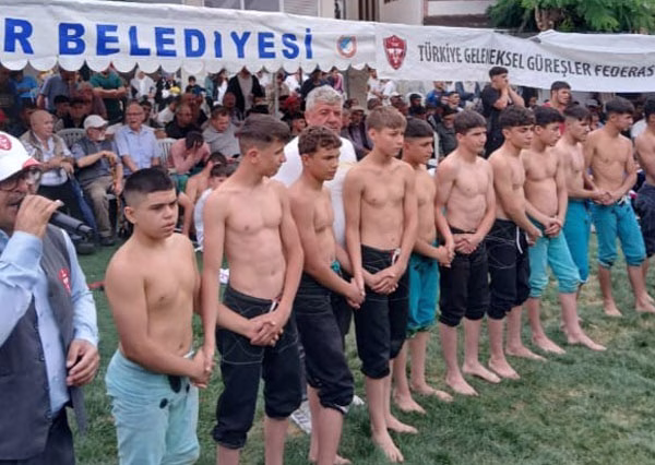 Çorum’da düzenlenen Türkiye şampiyonasında Kadirli’yi temsilen katılan güreşçilerimiz er meydanında