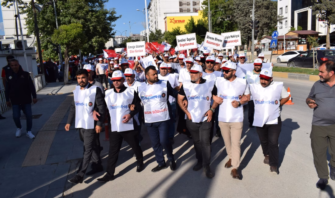 Kahramanmaraş’ın Pazarcık ilçesinde, 6 Şubat depreminin yaralarını sarmaya çalışan işçilerin