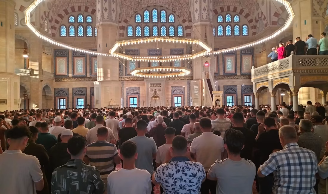 Yusuf YILDIZ/ ADANA, – ADANA’da camileri dolduran vatandaşlar, bayram namazı