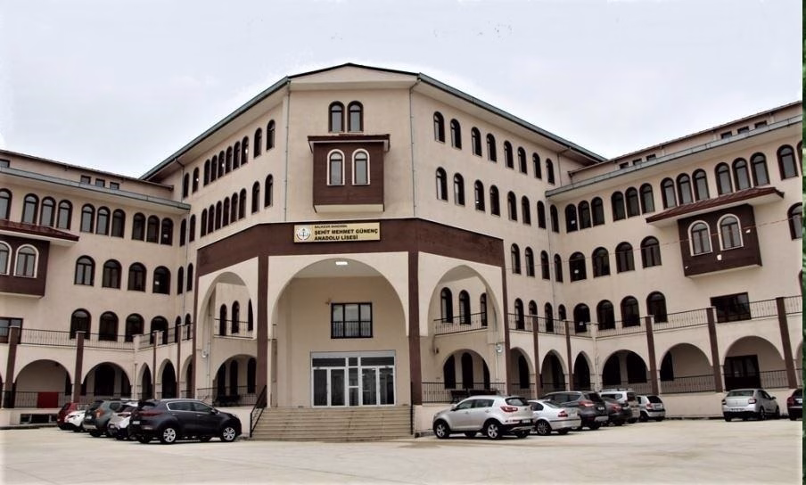 Zeki KARADENİZ/BANDIRMA (Balıkesir), – BALIKESİR’in Bandırma ilçesindeki bir okulda çiçek