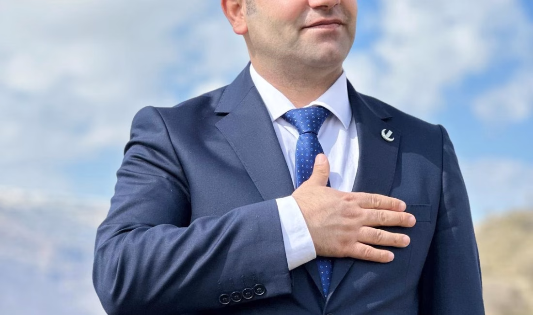 Derecik Belediye Başkanı Hasan Dinç, partisinden istifa etti Yaşar KAPLAN/YÜKSEKOVA,(Hakkari)- – HAKKARİ’nin Derecik Belediye Başkanı Hasan Dinç, Yeniden