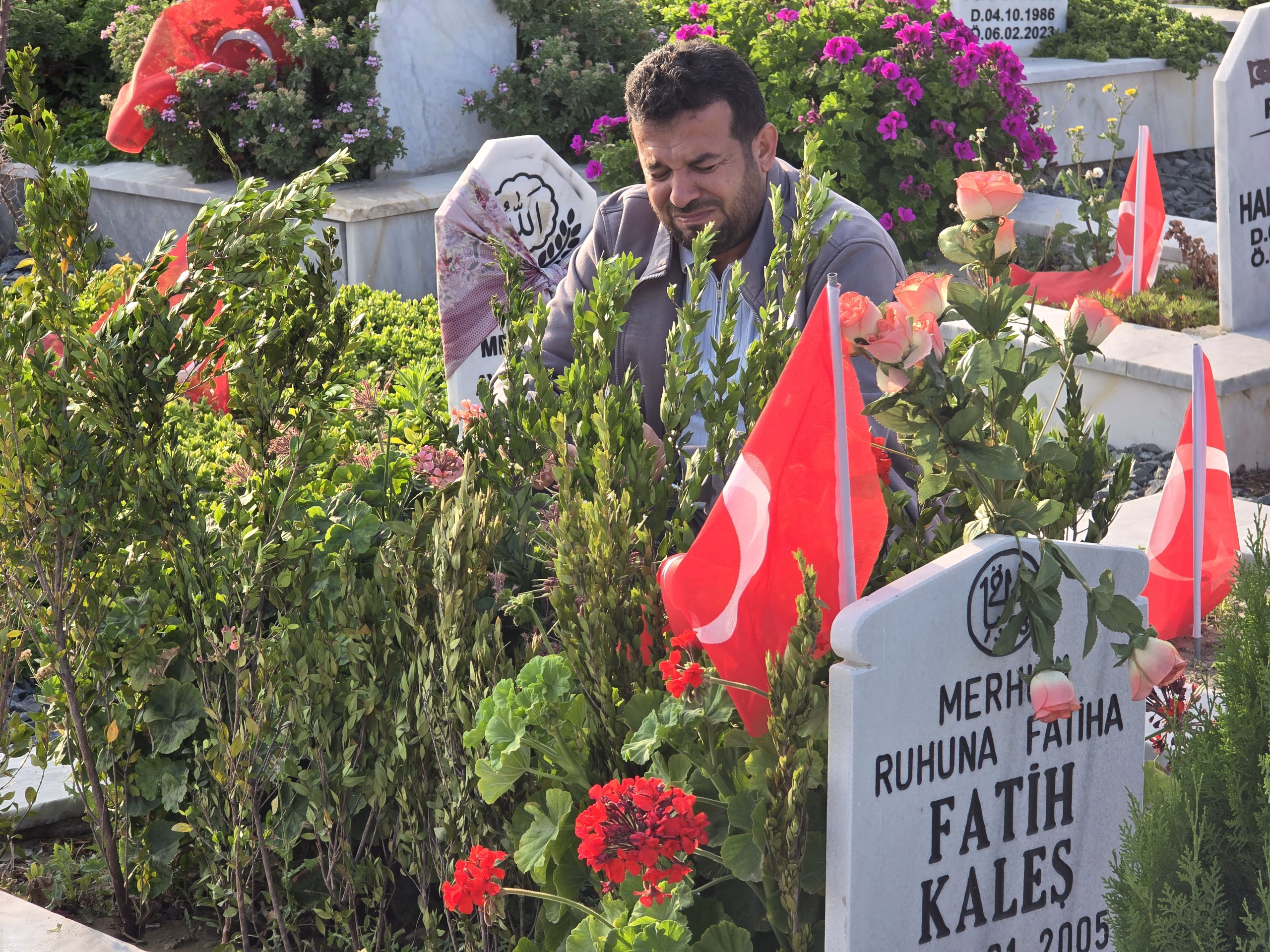 Hatay'da deprem şehitliğinde buruk bayram