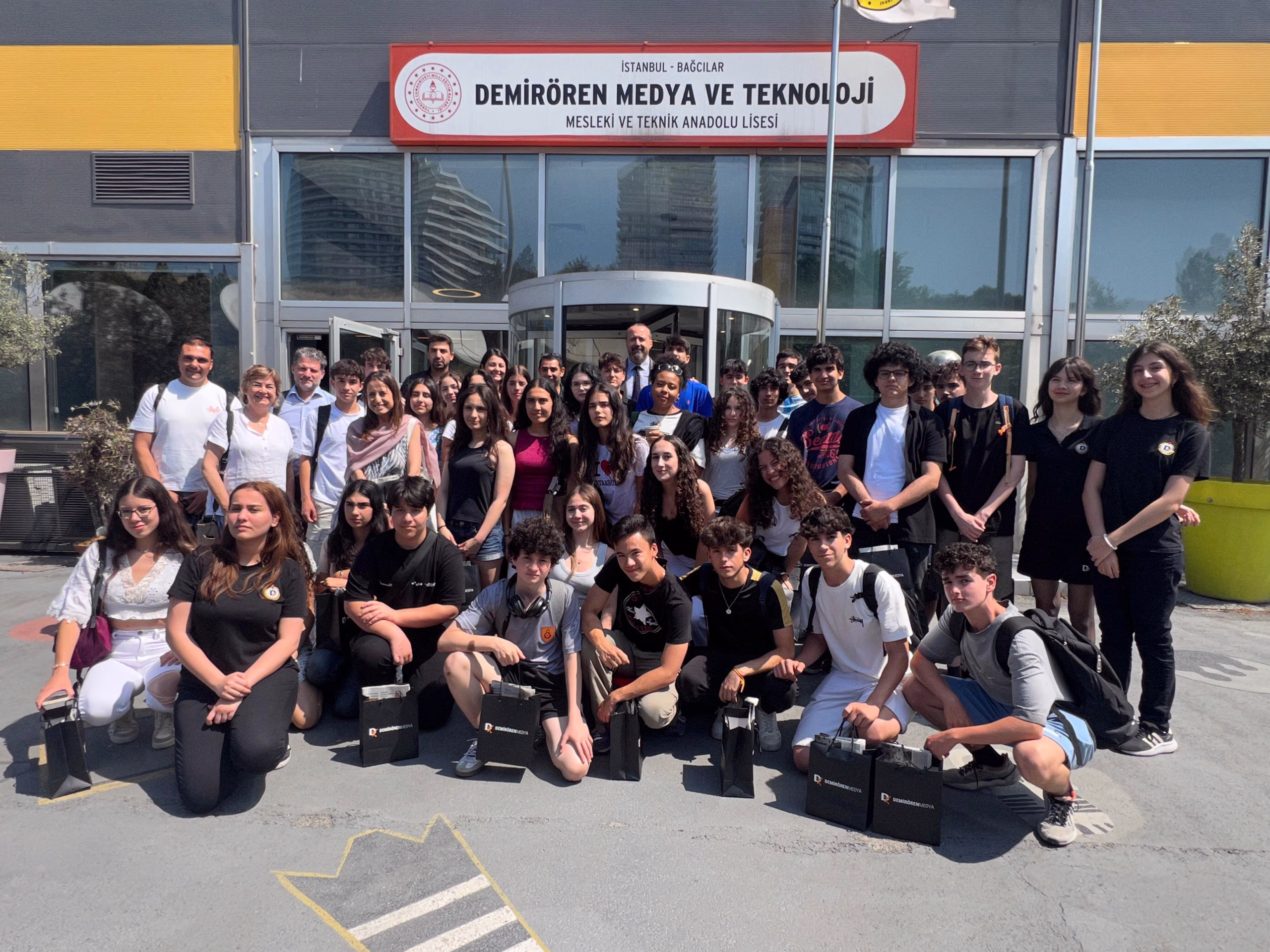 İspanya’dan gelen öğrenciler Demirören Medya’yı ziyaret etti İspanya’dan gelen öğrenciler Demirören Medya’yı ziyaret etti