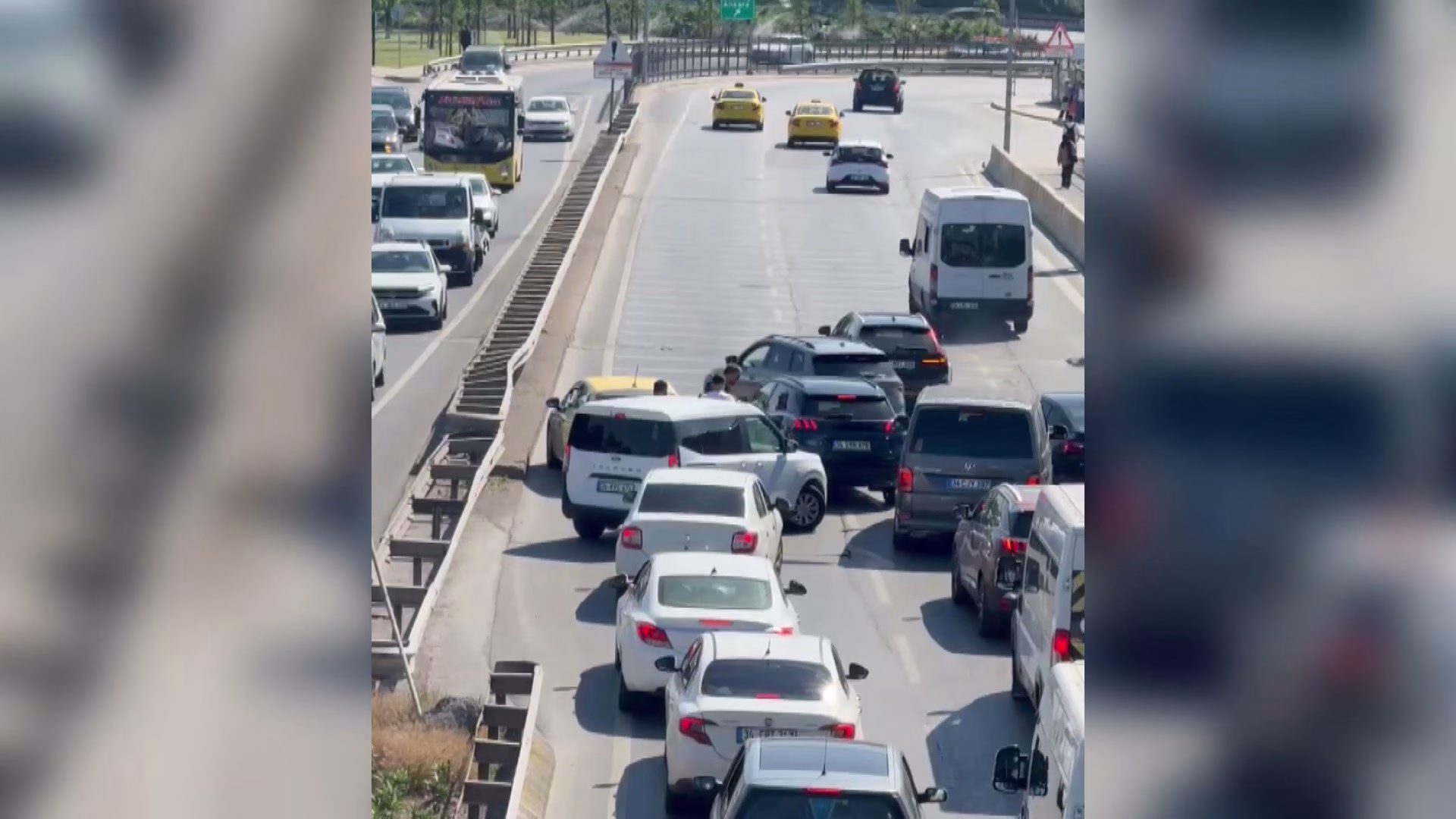 İstanbul Beykoz’da seyir halindeyken fenalaşan sürücü otomobilinde kilitli kaldı