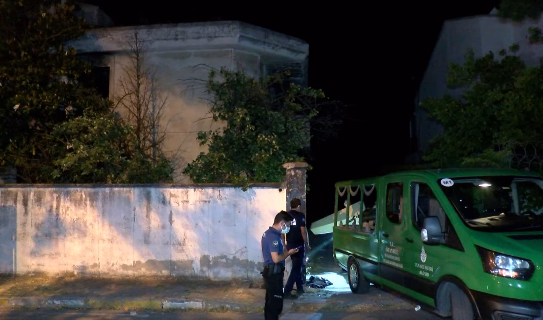 Baran AKKAYA/İSTANBUL, -BEYLİKDÜZÜ’nde iki katlı metruk villaya giren 3 kişi,