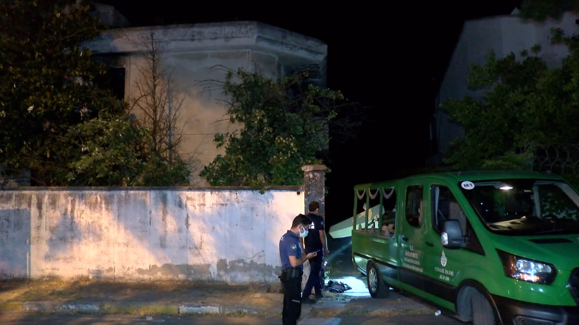 İstanbul Beylikdüzü'nde, manzarayı izlemek için metruk villaya girdiler; erkek cesediyle karşılaştılar