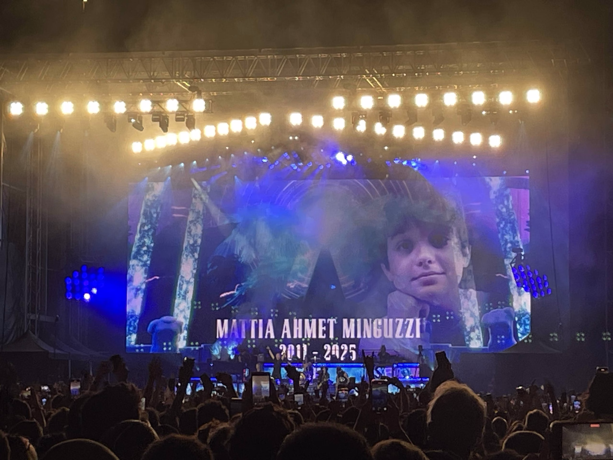 İstanbul - Gun's N' Roses, İstanbul konserinde Mattia Ahmet Minguzzi'ye şarkı hediye etti İstanbul Gun's N' Roses, İstanbul konserinde Mattia Ahmet Minguzzi'ye şarkı hediye etti