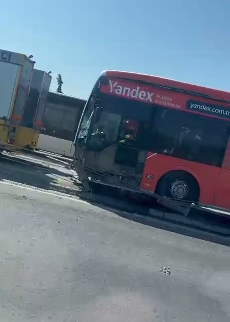 İSTANBUL, – Haliç Köprüsü üzerinde metrobüs kaza yaptı. İhbar üzerine