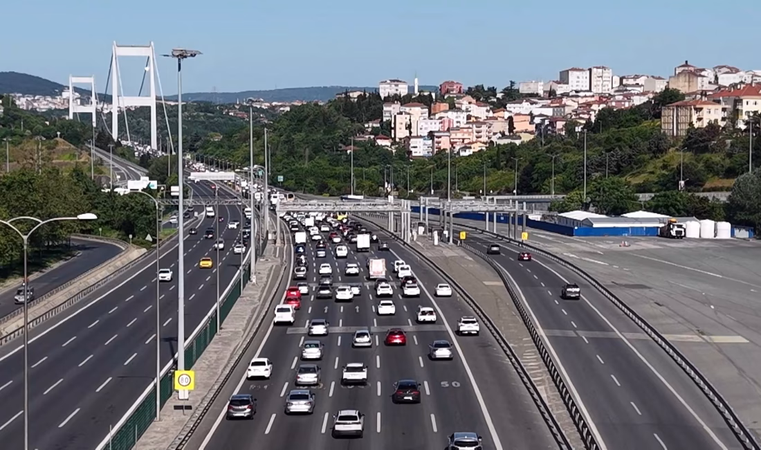 İSTANBUL, – KURBAN Bayramı tatilinin başlamasıyla İstanbul’da trafik yoğunluğu yaşanıyor.