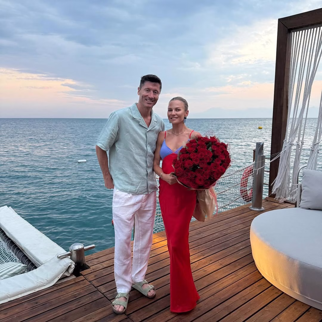 Polonyalı forvet Lewandowski ailesiyle Antalya'da tatilde