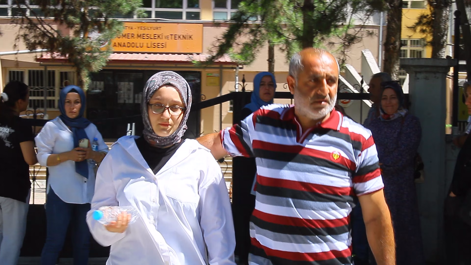 Sınava alınmayan öğrenciyi babası teselli etti