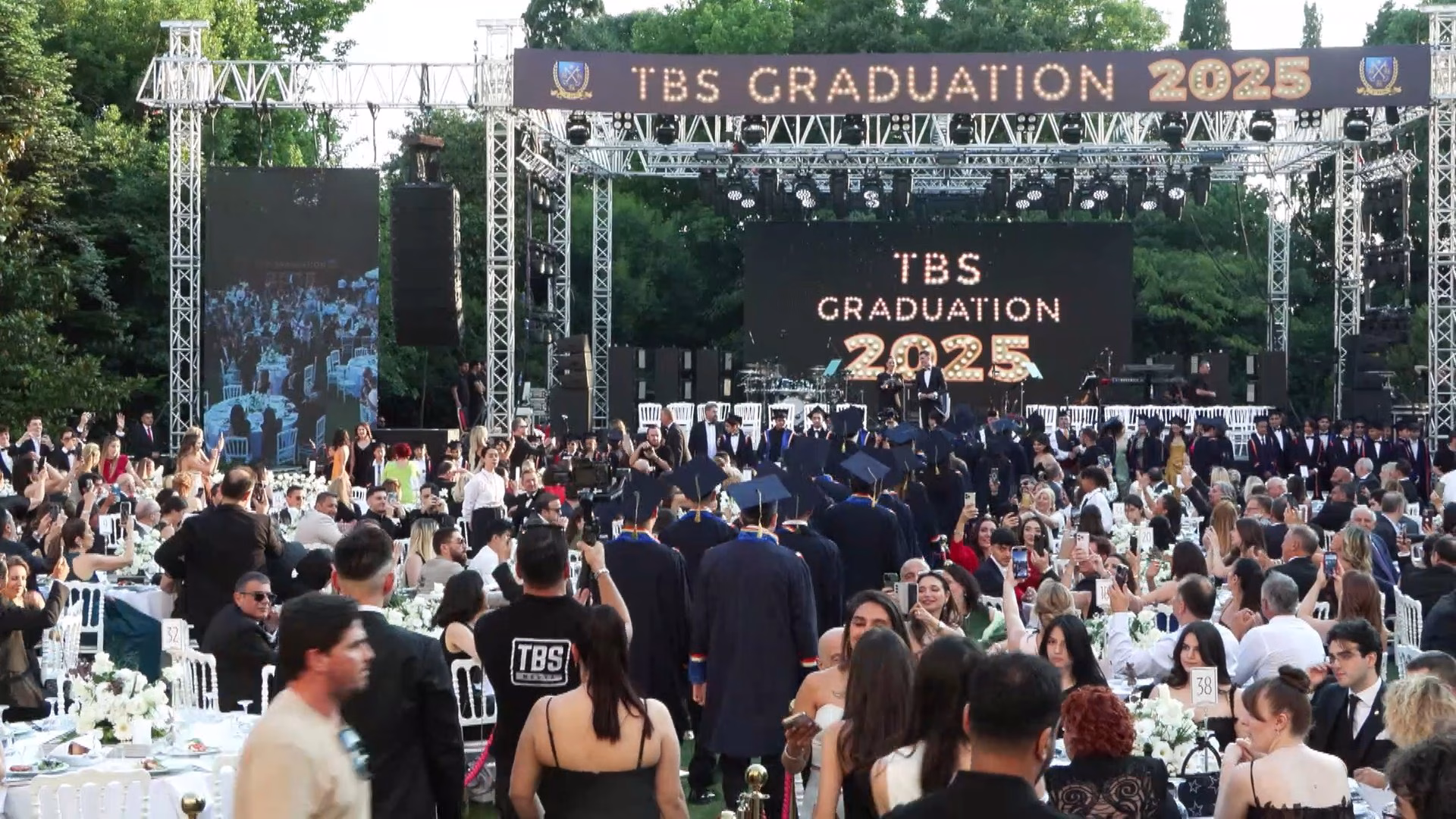 Tarabya İngiliz Okulları’nda mezuniyet coşkusu; Sertab Erener sahne aldı