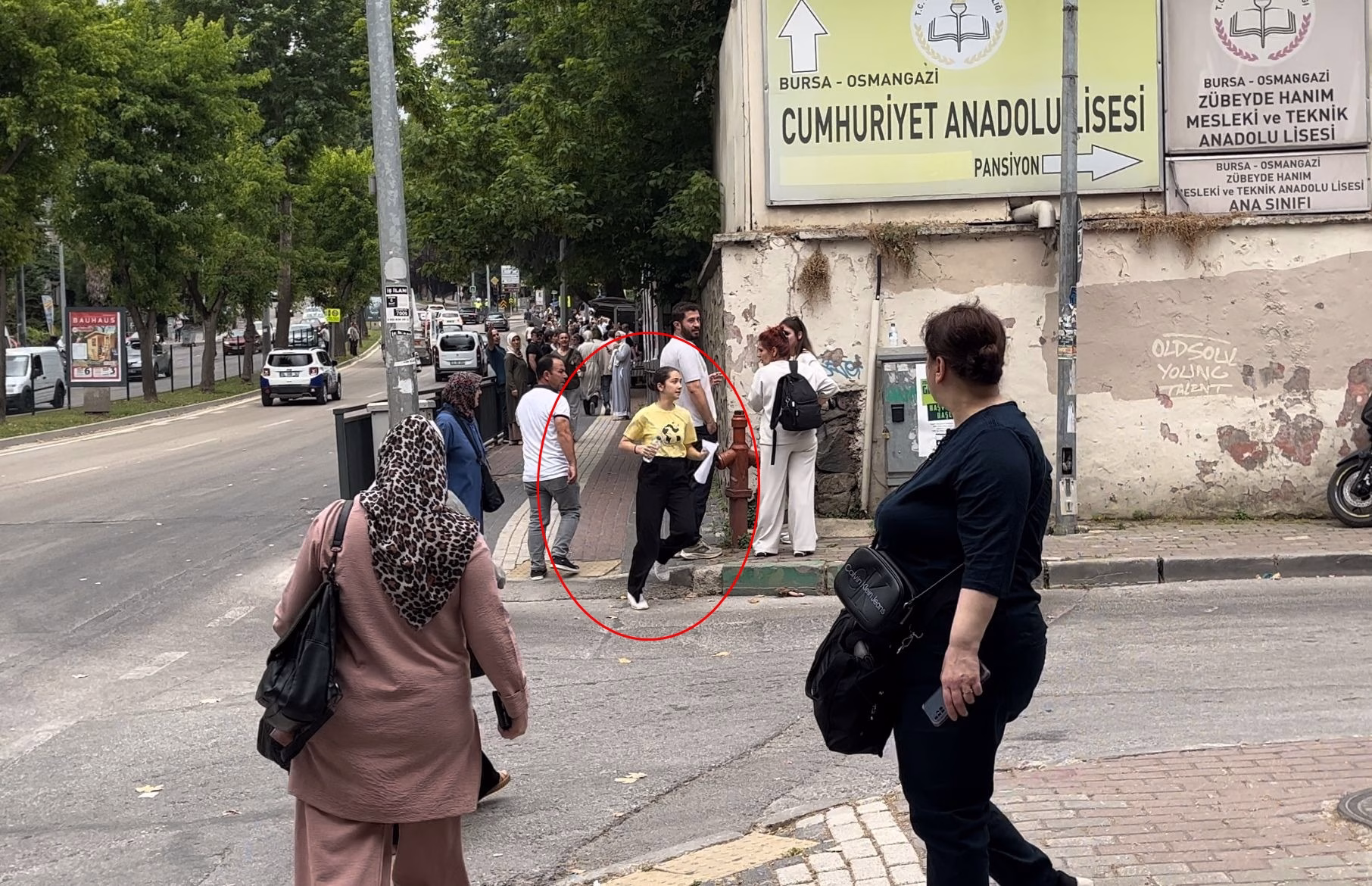 Yanlış okulun önünde bekleyen öğrencinin yaşadığı panik kamerada Yanlış okulun önünde bekleyen öğrencinin yaşadığı panik kamerada