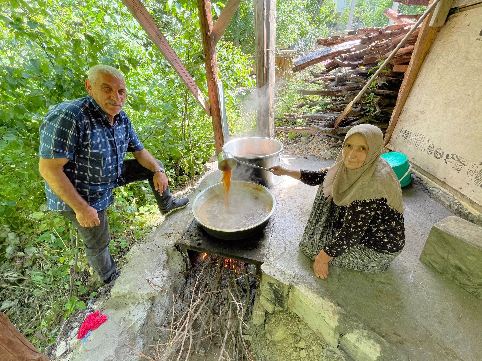 Yusufeli'de asırlık dut pekmezi geleneği yaşatılıyor