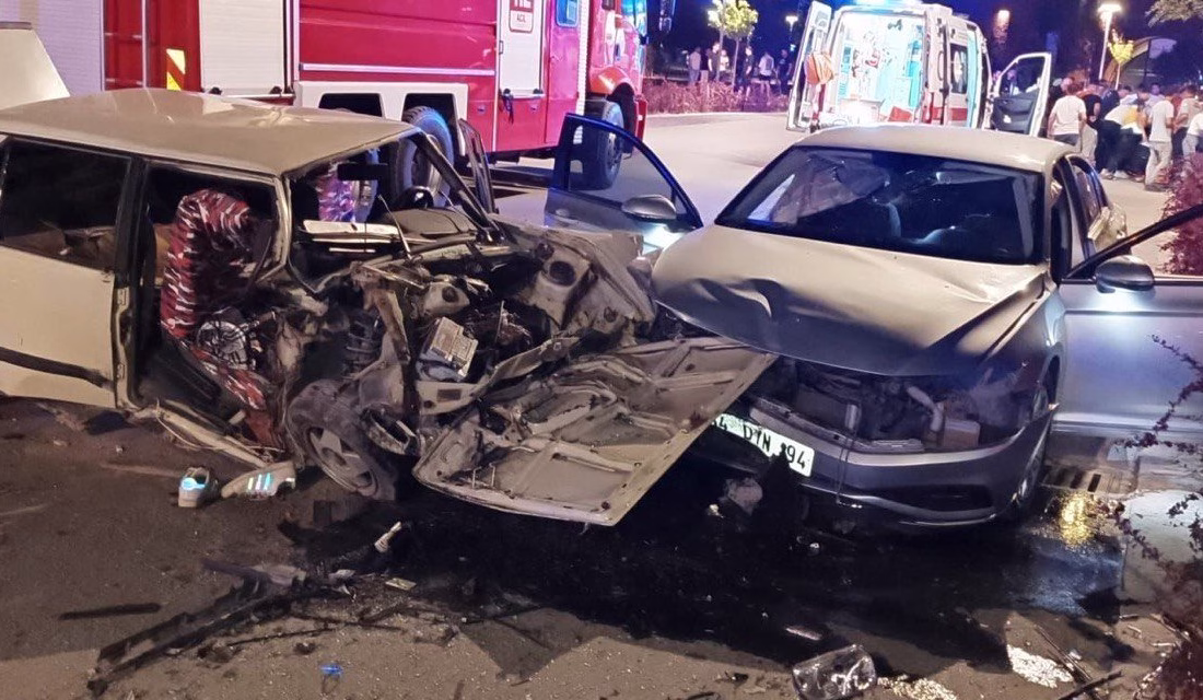 Kahramanmaraş’ta iki otomobilin çarpışması sonucu yaşanan trafik kazasında 3 kişi