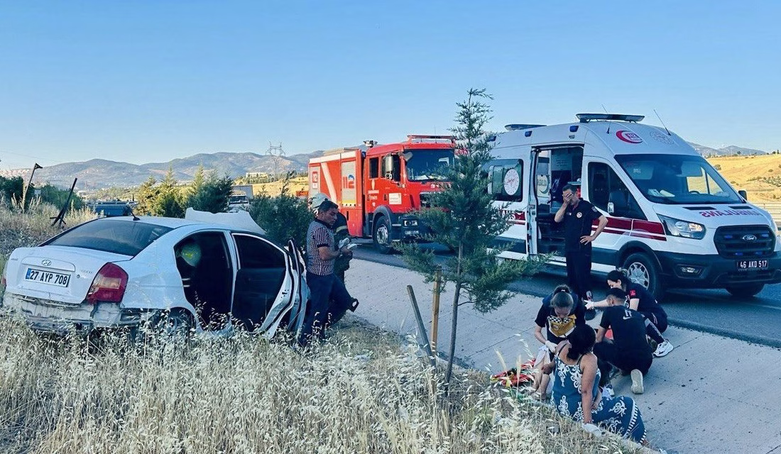 Kahramanmaraş’ta otomobilin yoldan çıkarak tarlaya uçması sonucu 3 kişi yaralandı.