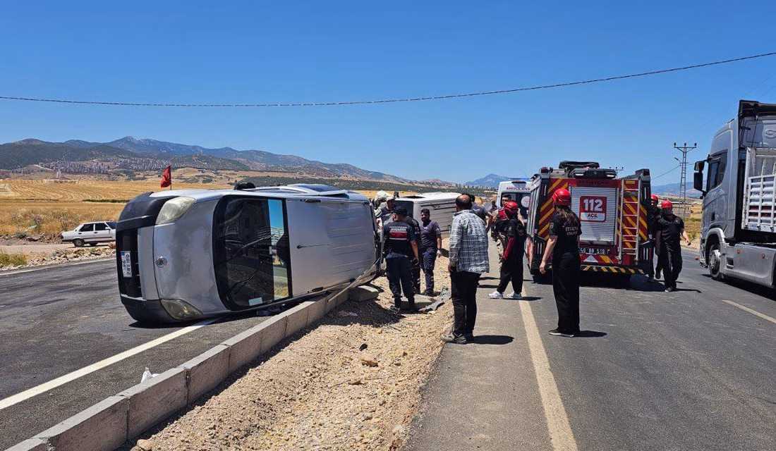 Kahramanmaraş’ta iki hafif ticari aracın çarpışması sonucu yaşanan trafik kazasında