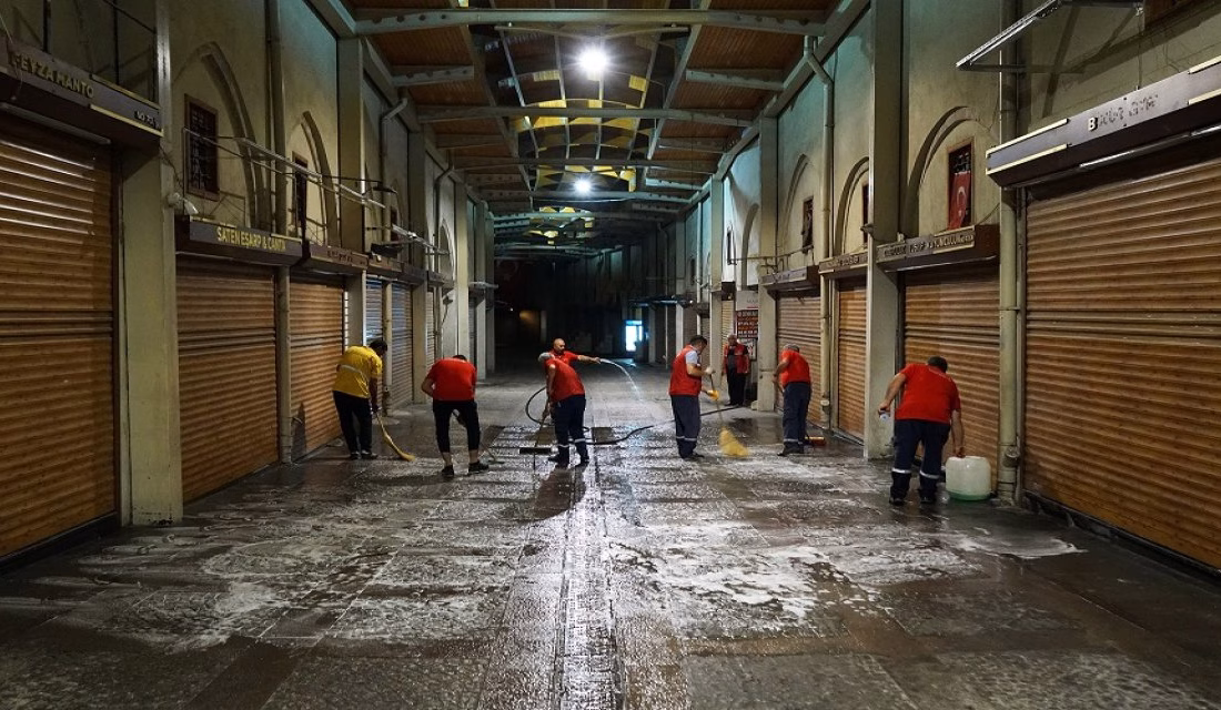 Tarihi Kapalı Çarşı’da geniş çaplı bir temizlik çalışması gerçekleştirildi. Çarşıda