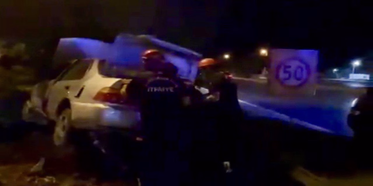 Kahramanmaraş’ta yoldan çıkan otomobil ağaca çarptı: 2 yaralı