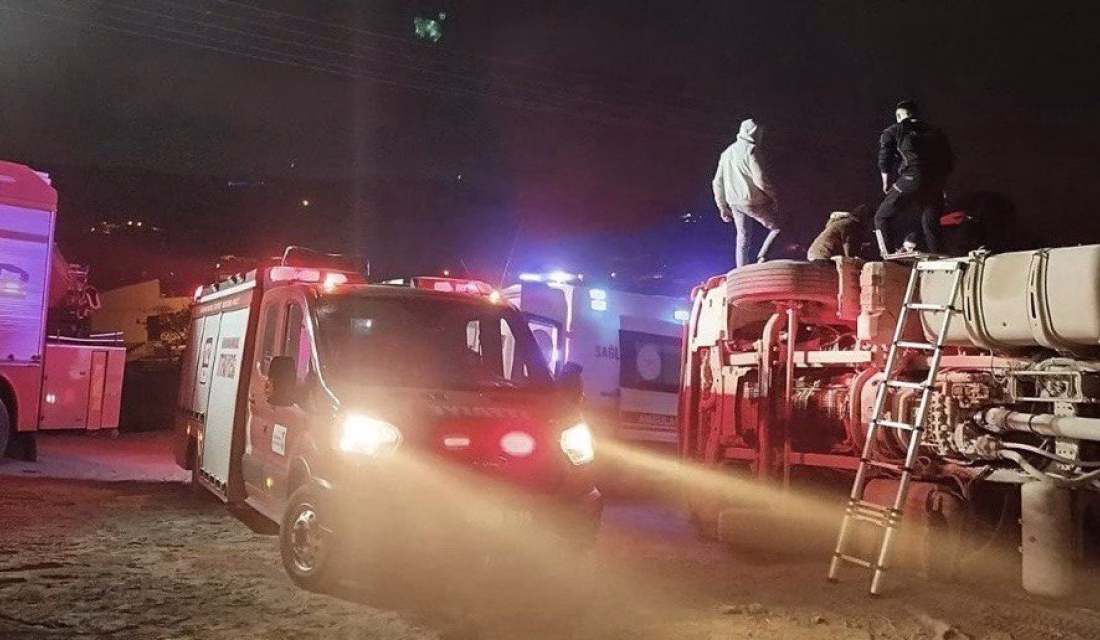 Kahramanmaraş’ın Türkoğlu ilçesinde bir maden ocağında kamyoneti ile yükü arasında