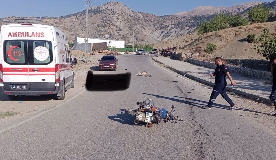 Kahramanmaraş’ın Çağlayancerit ilçesinde kamyonet ile çarpışan motosiklet sürücüsü hayatını kaybetti.
