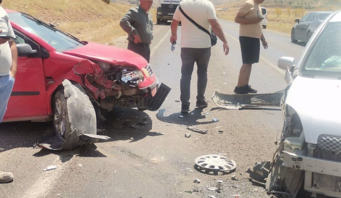 Kahramanmaraş’ın Elbistan ilçesinde iki otomobilin kafa kafaya çarpışması sonucu 2
