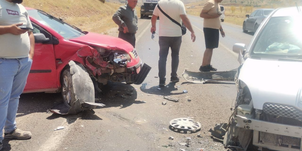 Elbistan’da iki otomobil kafa kafaya çarpıştı: 2 yaralı