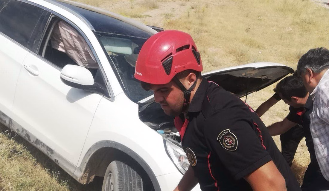 Kahramanmaraş’ın Elbistan ilçesinde seyir halinde olan cip, saman yüklü kamyona