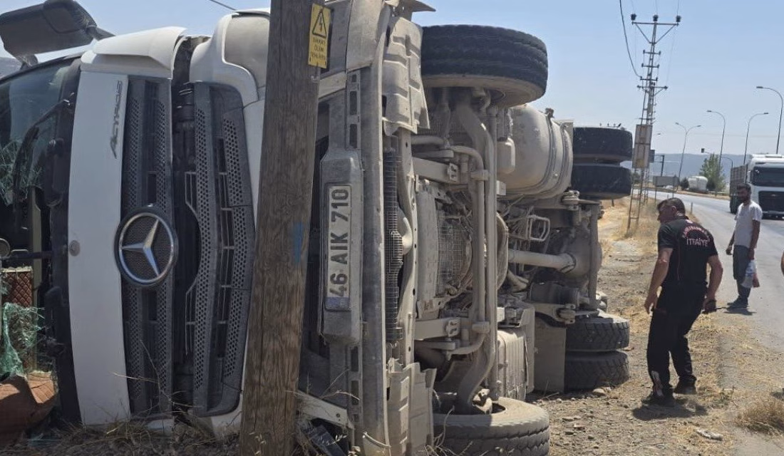 Kahramanmaraş’ın Pazarcık ilçesinde kum yüklü kamyonun devrilmesi sonucu sürücü yaralandı.
