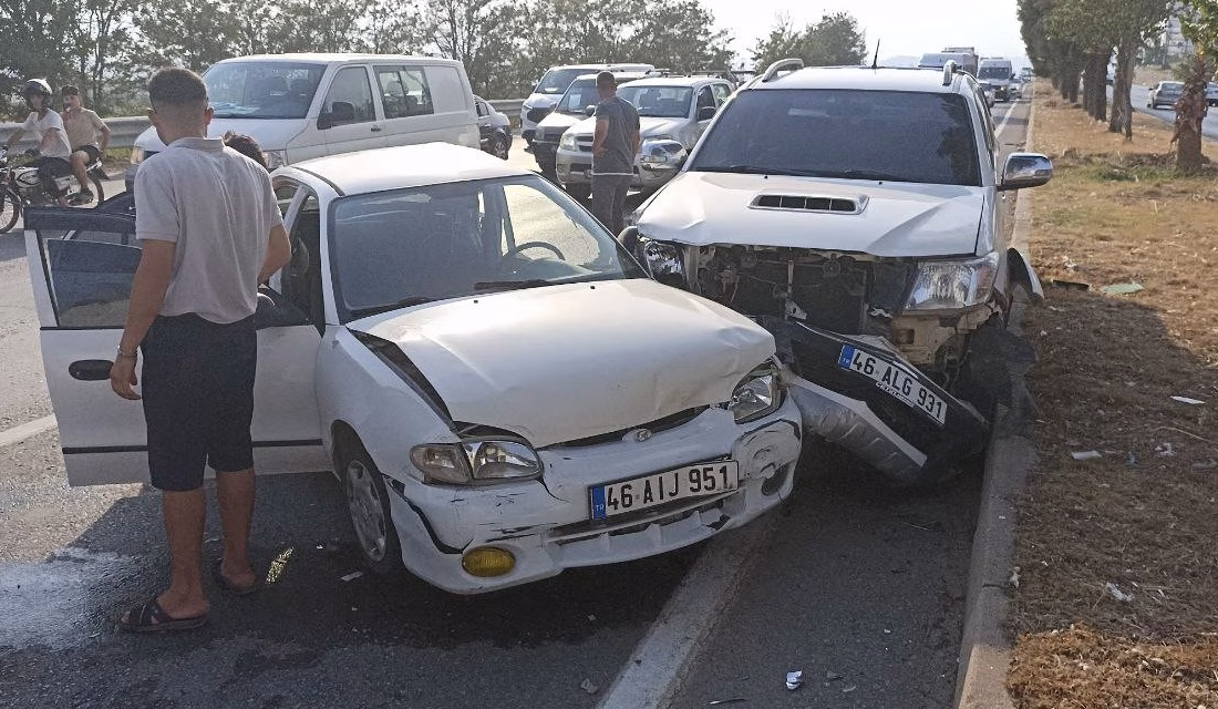 Kahramanmaraş’ta yaşanan zincirleme trafik kazasında 3’ü kadın 4 kişi yaralandı.