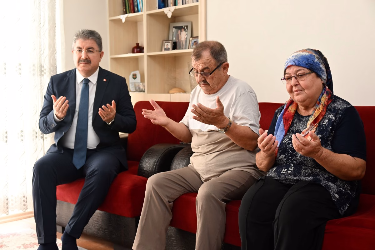 VALİ DR. ERDİNÇ YILMAZ, AZİZ ŞEHİTLERİMİZE OLAN BORCUMUZU HİÇBİR ZAMAN ÖDEYEMEYİZ.