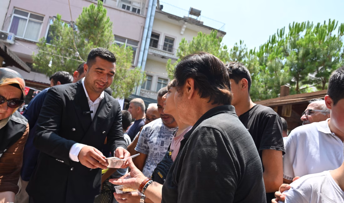 Kadirli’de, muharrem ayı dolayısıyla cuma namazı sonrası vatandaşlara aşure ikram