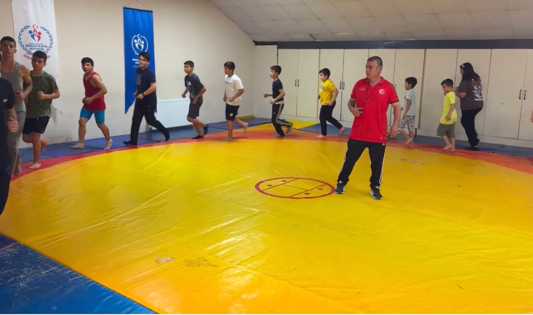 Osmaniye’de yaz spor okullarında Çocuklar ata sporu güreşe yoğun ilgi