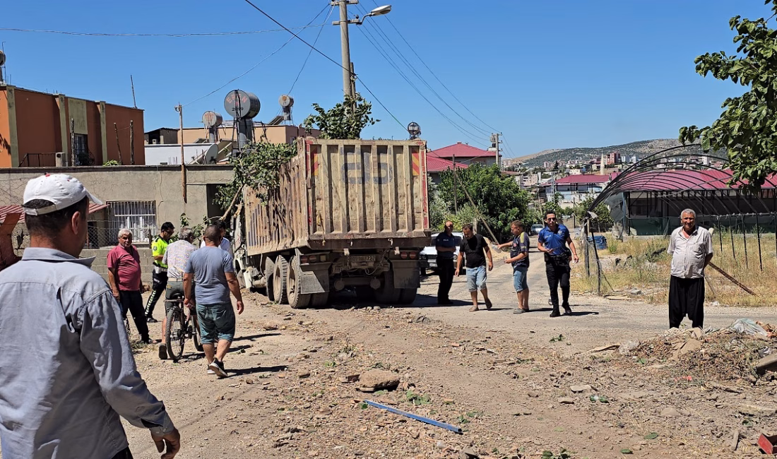 Kozan ilçesi Ağlıboğaz Mahallesi’nde hafriyat yüklü bir kamyon, freninin boşalması