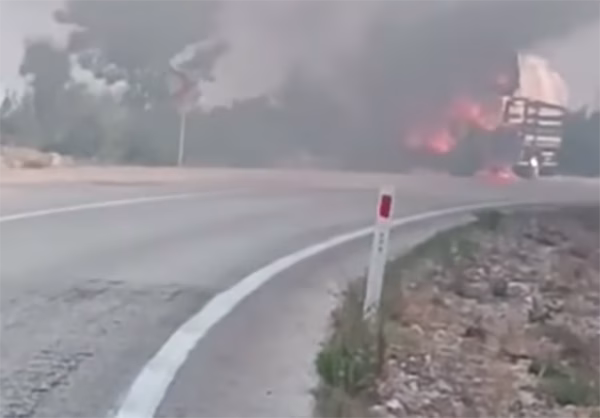 Kadirli Andırın karayolu üzeri Torun mevkinde kamyonette yangın çıktı. Çıkan
