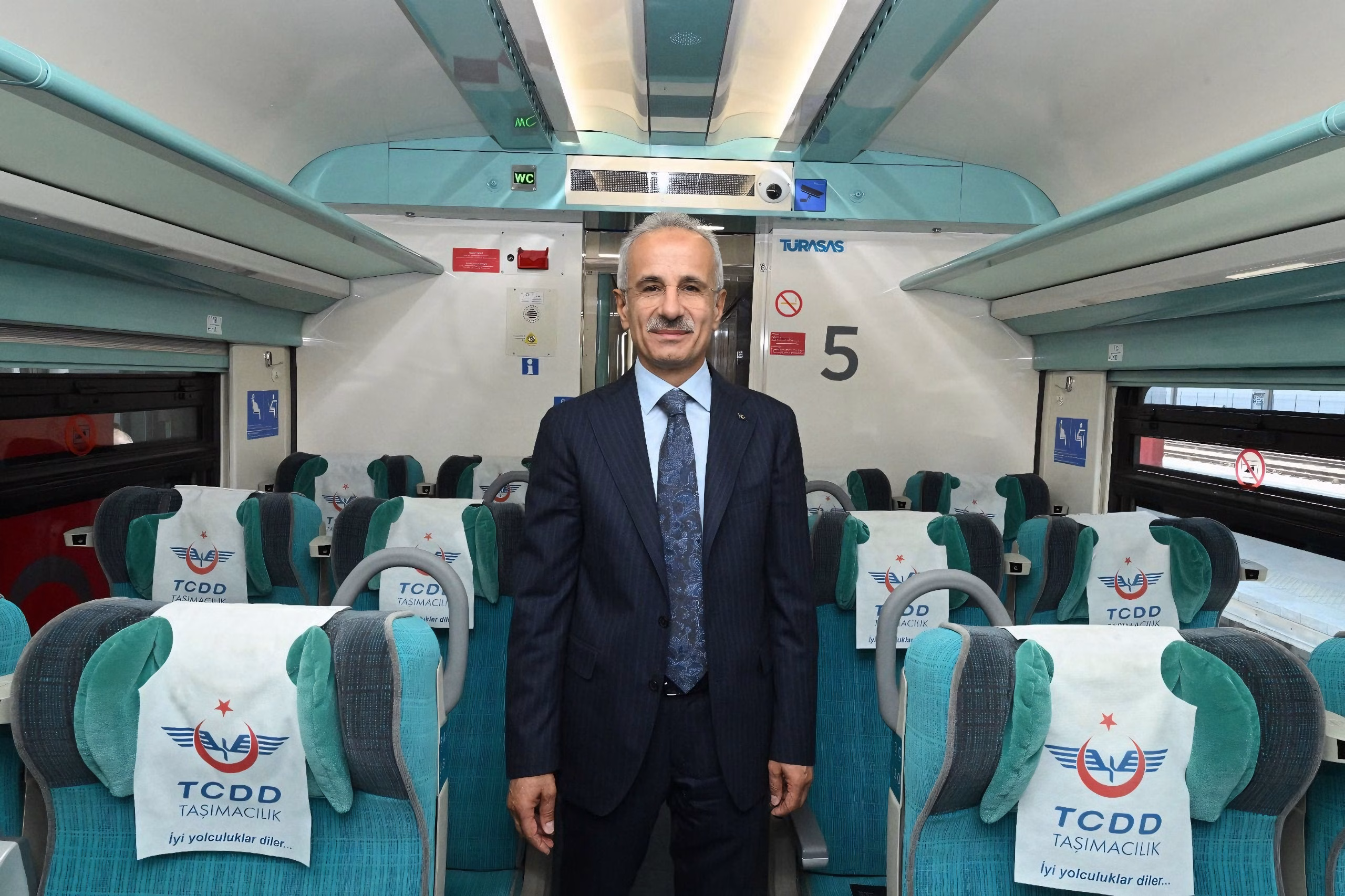 Bakan Uraloğlu: Yaz sezonunda ek YHT seferleri düzenleyeceğiz