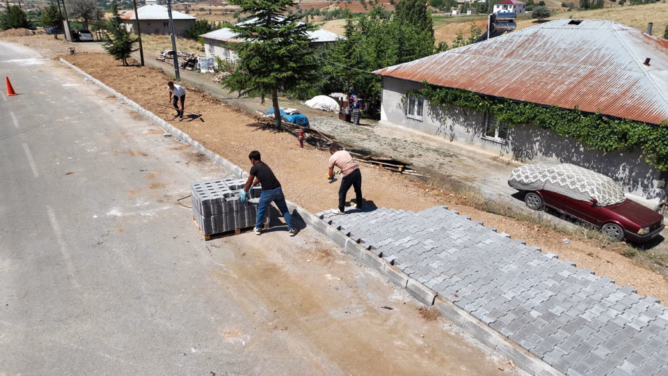 Büyükşehir Belediyesi, Göksun’un Güldağ ve Büyükkızılcık mahallelerinde gerçekleştirdiği kilit parke