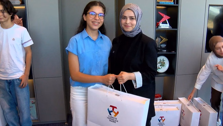 Melike USLU- Feridun AÇIKGÖZ/ İSTANBUL, – DENEYAP Teknoloji Atölyeleri’nde eğitim