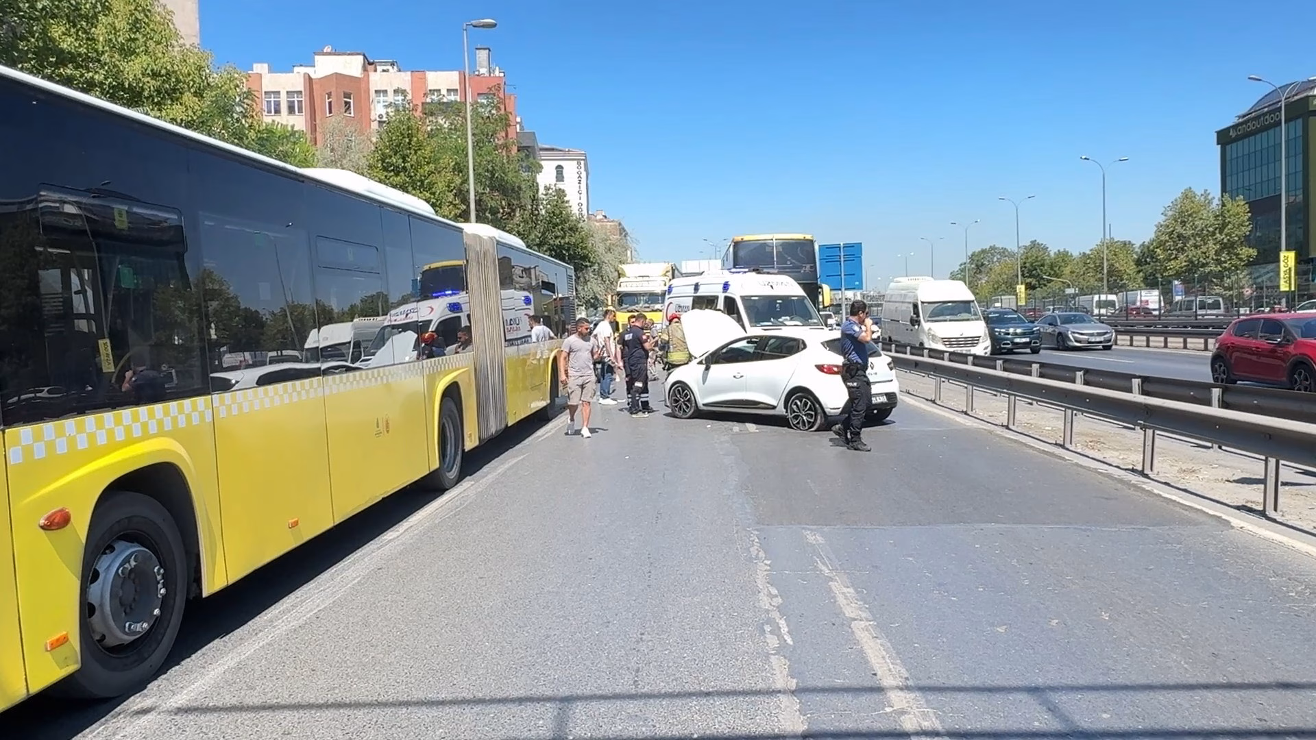 İstanbul Avcılar'da otomobil İETT otobüsüne çarptı