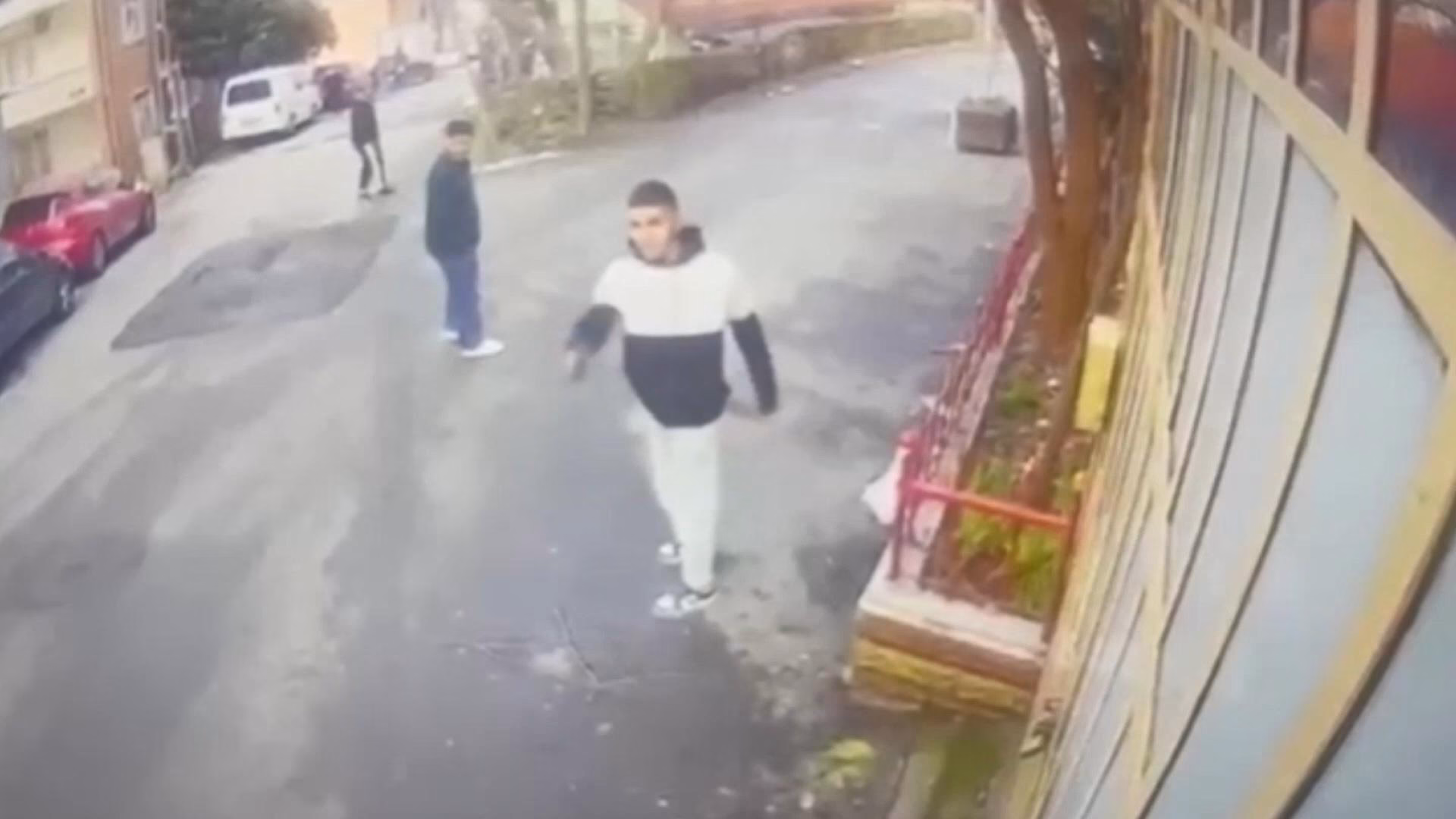İstanbul Sarıyer'de kuaförde başına çizik atan arkadaşına ateş etti; o anlar kamerada