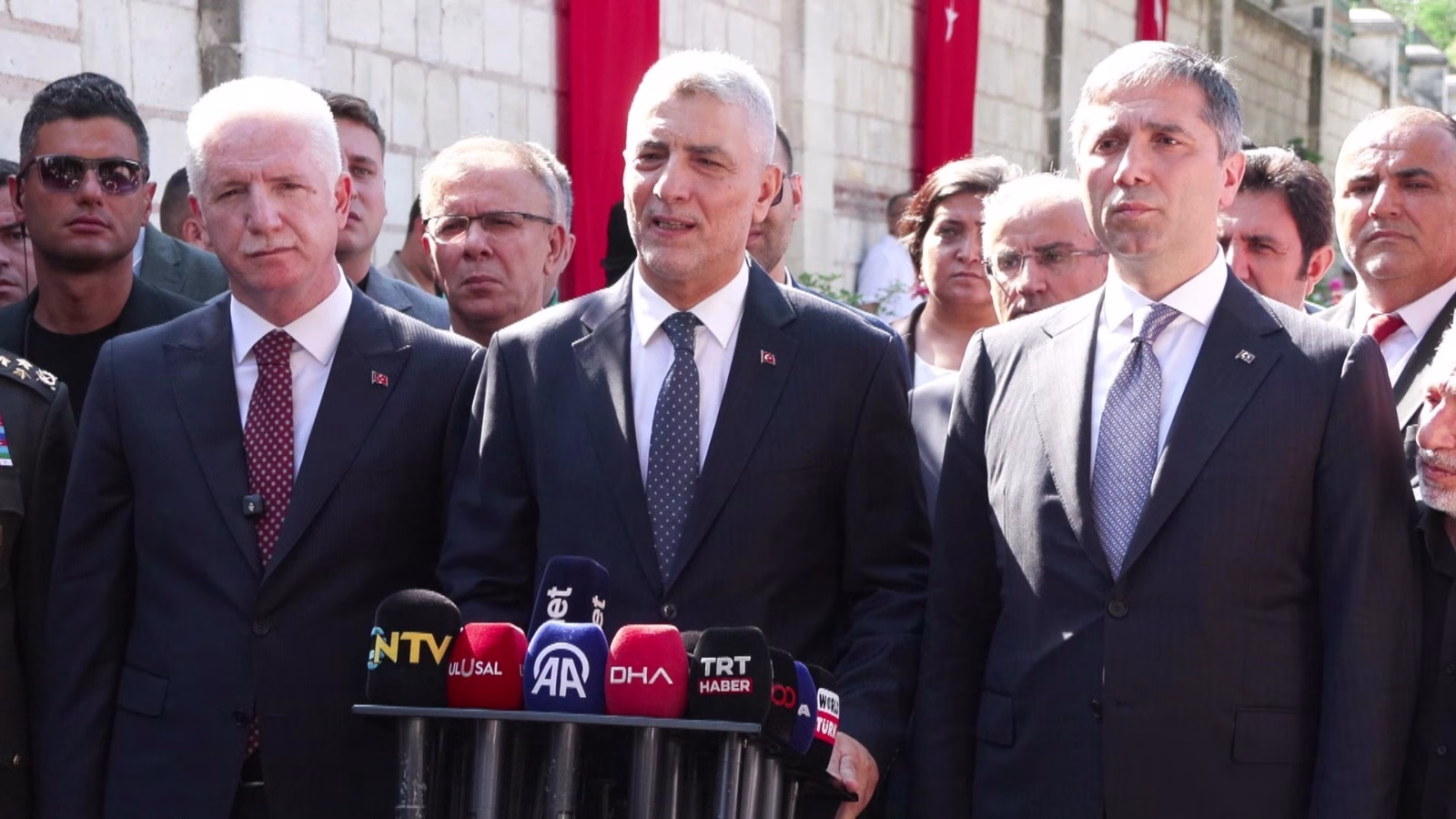 İstanbul - Ticaret Bakanı Bolat ve Vali Gül'den 15 Temmuz Şehitliğine ziyaret İstanbul Ticaret Bakanı Bolat ve Vali Gül'den Temmuz Şehitliğine ziyaret