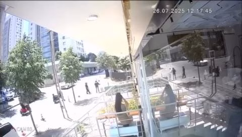 Leyla YILDIZ/İSTANBUL, – Ümraniye’de motosikletle gelen iki kişi, sokakta yürürken