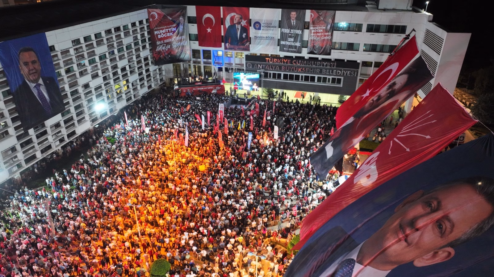 Özgür Özel Antalya mitinginde konuştu ()
