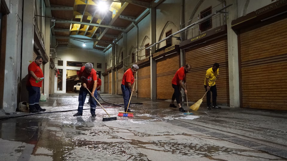 Büyükşehir Belediyesi, Tarihi Kapalı Çarşı’da geniş çaplı bir temizlik çalışması